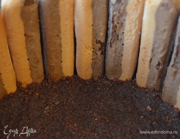 одновременно с этим устанавливаем вдоль всего бортика "Савоярди", придавливаем их основой, как бы втыкаем в нее. Она прекрасно будет держать печенье! Убираем в холодильник