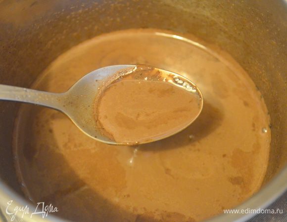 я долго думала - надо ли пропитывать печенье "Савоярди" и решила пропитать и правильно сделала, так как муссы не сильно влажные и они бы не смогли нужным образом увлажнить торт. Для пропитки я сварила очень густой какао: 100 мл молока вскипятить и всыпать 1 ст. ложку какао-порожка и 1 ст. ложку сахара. Поварить 1-2 минуты и остудить