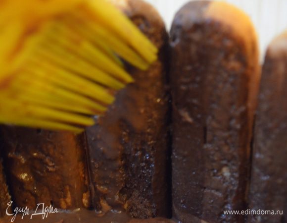 кисточку макаем в остывшее какао и пропитываем им печенье Савоярди изнутри! 