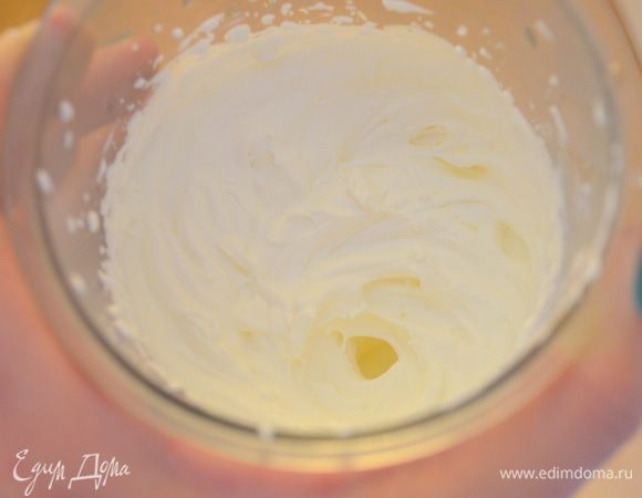 а теперь займемся муссами..каждый мусс делаем поочереди! По одной и той же технологии 
 Первым делом взбиваем ОЧЕНЬ ХОЛОДНЫЕ сливки (250 мл - треть от общего количества) и убираем в холодильник