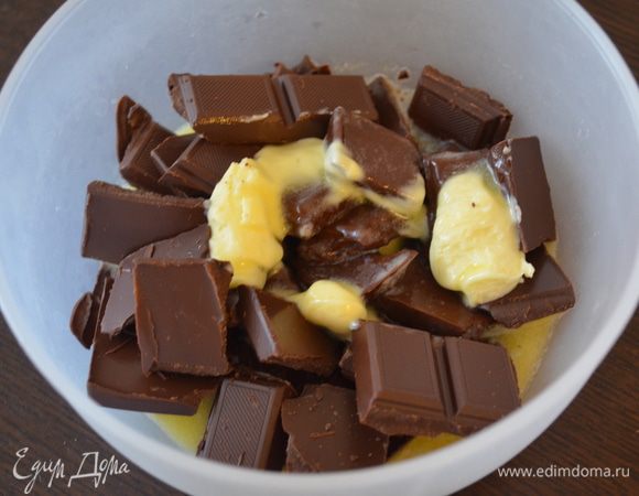 Растапливаем черный шоколад с 50 г сливочного масла. Топим или в СВЧ или на водяной бане. Топим аккуратно, постоянно мешаем чтобы не пересушить шоколад 