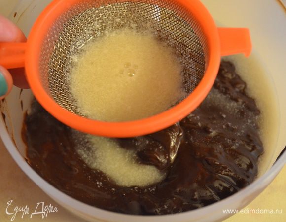 Желатин нужно распустить в микроволновке или на водяной бане, так, чтобы он растворился и влить через ситечко в шоколад. 