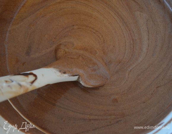 аккуратно вводим в него взбитый сливки и спокойно перемешиваем, пока все не смешается и не станет однородного шоколадного цвета