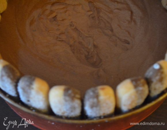  Выливаем на основу из печенья и отправляем в холодильник на 30 минут пока не застынет. У меня застывало даже быстрее.