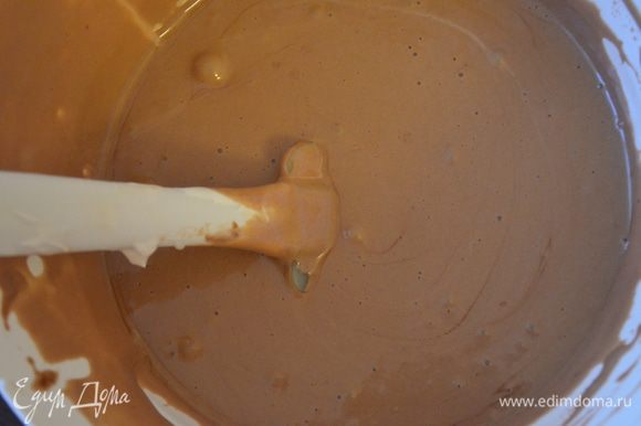 По такому же принципу готовим мусс из молочного шоколада...выливаем его на застывший темный мусс