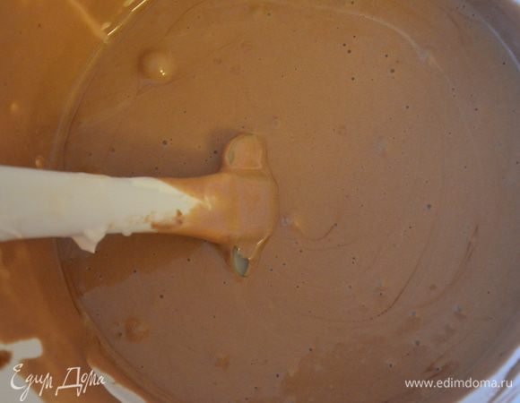 По такому же принципу готовим мусс из молочного шоколада...выливаем его на застывший темный мусс