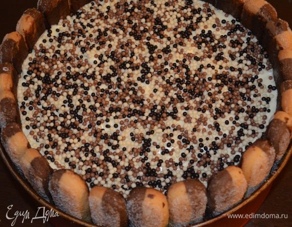 оформление..тут можно пофантазировать...ну во первых можно украсить ягодами или фруктами, у меня было кондитерское драже-посыпка трех цветов - которое просто идеально вписалась в этот торт. 