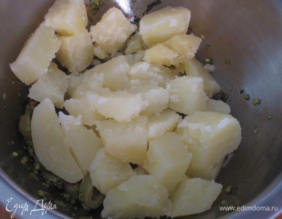 Картофель отварить, нарезать кубиками.