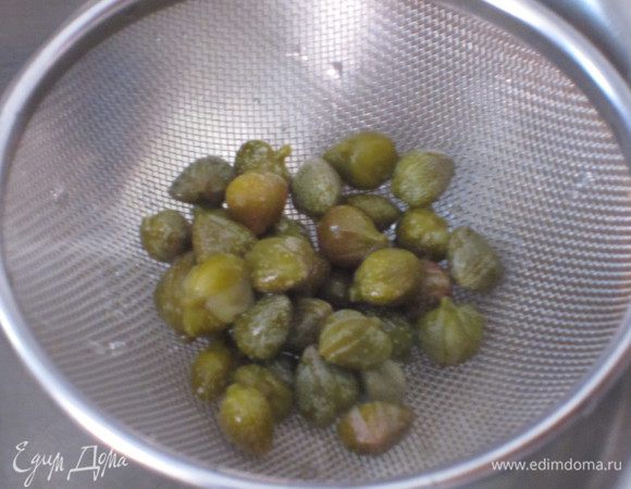 Каперсы промыть и откинуть на дуршлаг.