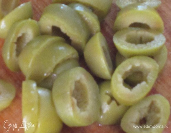 Оливки нарезать колечками.