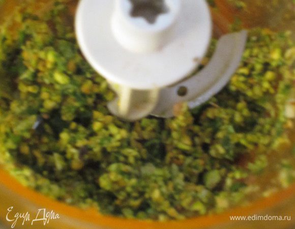 Базилик,фисташки и чеснок измельчить в блендере.