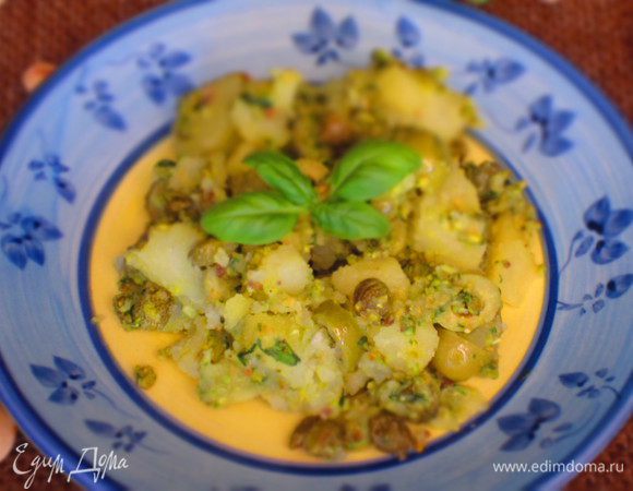 Kартофель соединить с оливками, каперсами, чесночно-фисташковой массой, влить оливковое масло,посолить и аккуратно перемешать. Подавать как гарнир к рыбе, мясу или как самостоятельное блюдо. Приятного аппетита:)