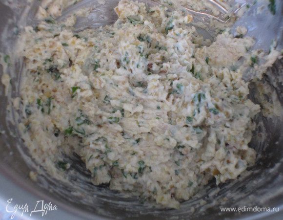 Сырок размять вилкой, смешать с петрушкой и орехами.