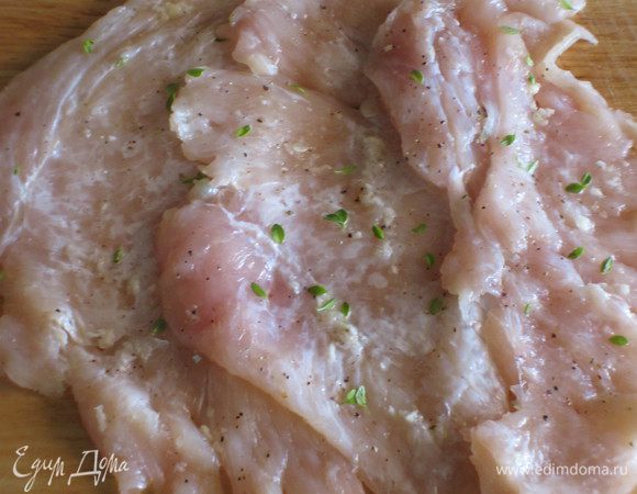 Куриное филе разложить внахлест.