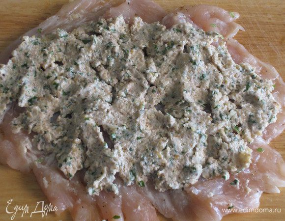 Сверху выложить начинку и равномерно распределить по филе.