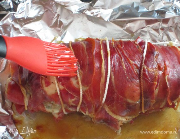 Затем вынуть рулет из духовки, смазать растопленным мёдом и поставить назад в духовку ещё на 15 минут.