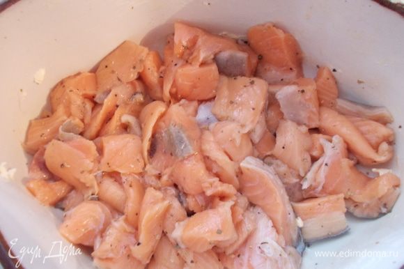 Рыбу порезать на маленькие кусочки,поперчить,посолить,добавить измельченный чеснок и посыпать орегано. Уложить в смазанную маслом,жаростойкую форму.