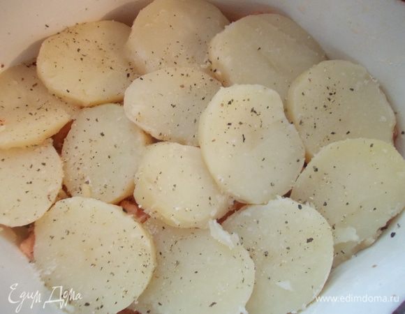 Сверху выложить почищенный и порезанный кольцами картофель. Сверху присыпать солью и перцем.