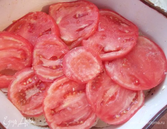 Сверху выкладываем порезанные кольцами помидоры.