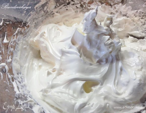 Положить яичные белки в большую чистую миску. Начать взбивать миксером, сначала медленно, потом, когда смесь начнет пузыриться, постепенно увеличить скорость. Продолжать взбивать, пока белки не образуют крепкие пики (когда вы достаете венчик, за ним тянутся белковые пики, которые не опадают), постепенно добавляя просеянную сахарную пудру. Добавить крахмал и уксус. Время взбивания примерно 10 минут.