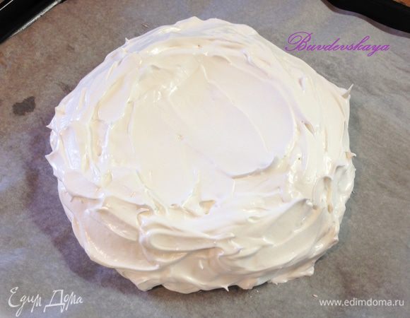 Разогреть духовку до 150 градусов.  Противень застелить пергаментом, начертить на нем круг диаметром 20 см (обвести карандашом десертную тарелку). Аккуратно выложить белковую смесь на пергамент, сделав в центре небольшое углубление для начинки. Выпекать 10-15 минут, затем уменьшить температуру до 125 градусов и выпекать еще минут 40-45. Выключить духовку и дать торту (Меренге) остыть внутри.