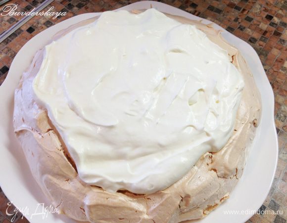 Сливки (холодные) взбить с сахарной пудрой и сиропом в пышную блестящую пену. Но  не переусердствуйте, чтобы сливки не превратились в масло :) Взбитые сливки выложить на центр меренги.