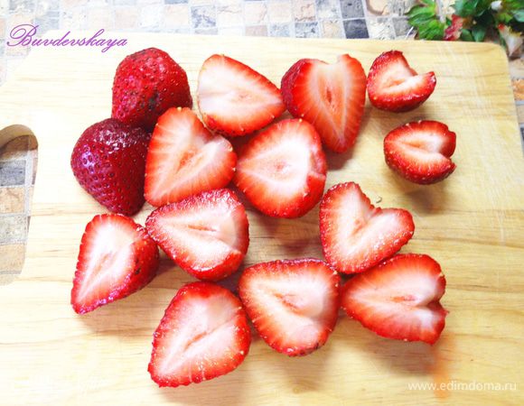 Фрукты, ягоды вымыть, обсушить. Крупные фрукты нарезать. Выложить на взбитые сливки. ENJOY !