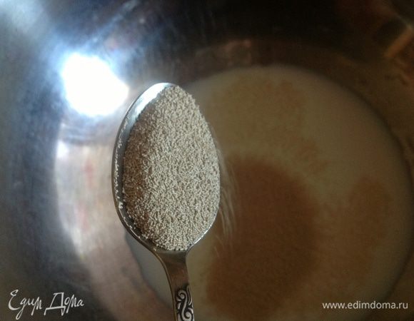 В теплом молоке растворить дрожжи.