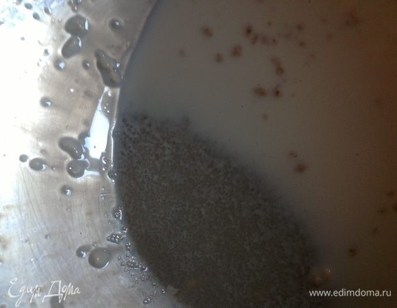 Добавить сахар и ванильный сахар, хорошо размешать.И дать минут 10 постоять.