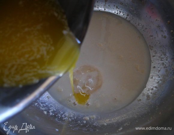 Затем добавить, растопленное сливочное масло...