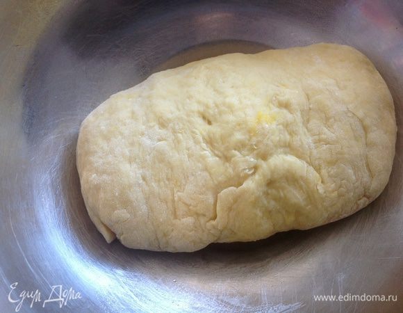 Убрать готовое тесто подойти в теплое место. Примерно на час-полтора.