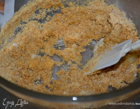 В отдельной емкости смешать крошку печенья Грехем, сахар с маслом.