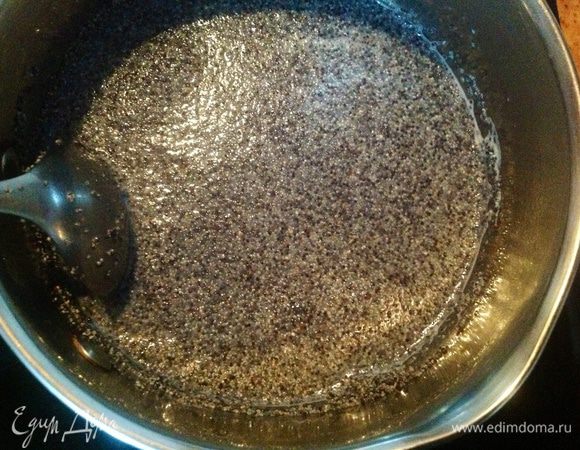 Добавить мак и поварить несколько минут, постоянно помешивая.