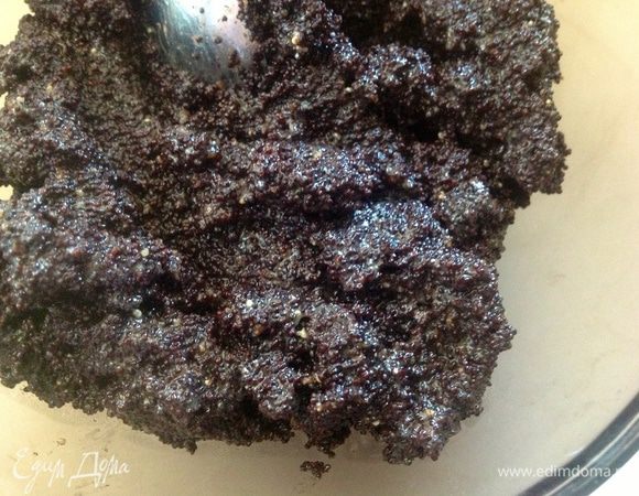 Дать остыть начинки,и измельчить в блендере. Добавить варенье и хорошо перемешать. Варенье практически не слышно в начинке,но оттеняет ее. Так же можно добавить в мак изюм (100 г) Я не добавляла,муж не захотел)))