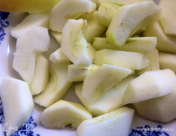 Яблоки, вымыть, очистить и нарезать дольками.