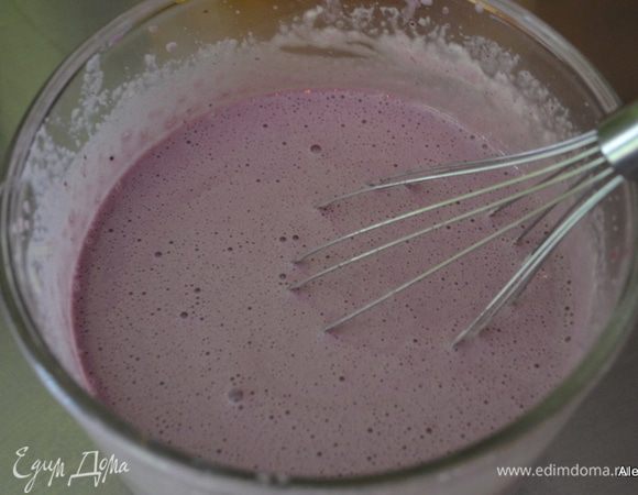 Желтки взбить до бледного и кремового состояния. Добавить сгущенное молоко и перемешать. После  добавить ягодный сок. Перемешать.