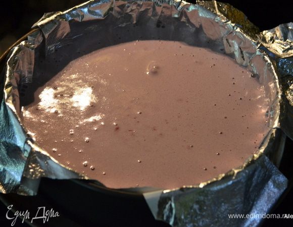 Вылить в форму поставить в разогретую духовку на 180 гр.15-20 мин. Тесто должно слегка колыхаться. Дать остыть на решетке, а затем в холодильнике 1 час или более. Снимем с формы.