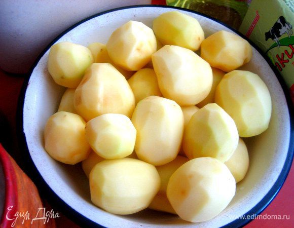 Особенно интересно смотрится в панировке мелкий картофель... Очищаем, промываем...