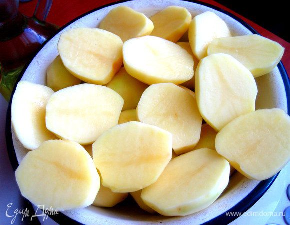 Чуть более крупные картофелины лучше разрезать пополам!