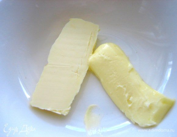 Разогреваем духовку и растопим пока в ней масло...