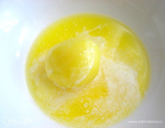 Окунаем на вилке (картошка горячая!) каждую в масло...