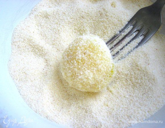 Затем переносим в манку и обваливаем полностью.