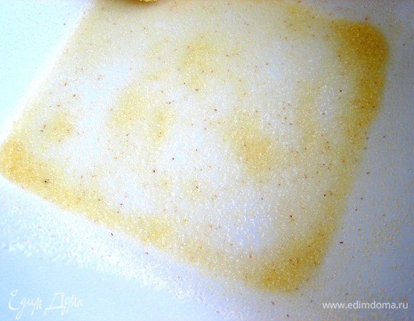 Форму (у меня керамическая) смазываем обильно растительным маслом и присыпаем тоже манкой...Потом она такааая зажаристая и вкусная будет на дне,что не оторваться)))