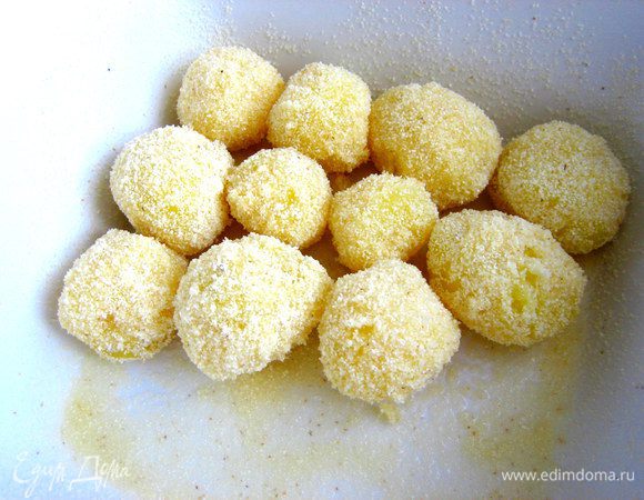 Укладываем колобасики на дно...