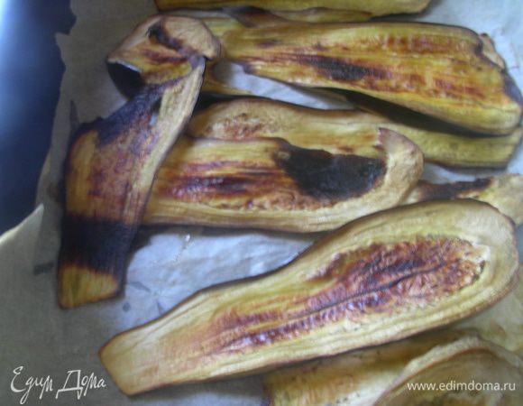 Баклажан режем тонкими полосками и запекаем под грилем 30 минут. 
