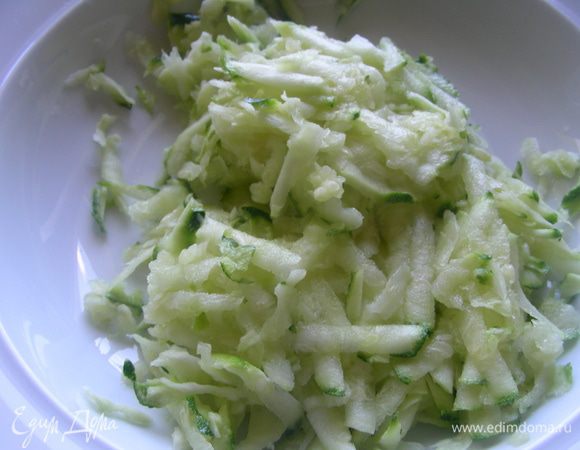 Цуккини трем на терке.