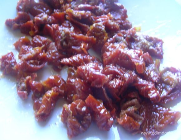 Вяленые томаты режем небольшими кусочками.
