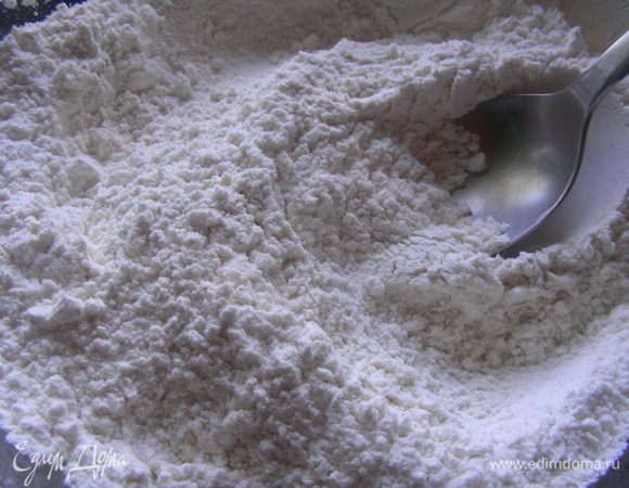 Муку смешиваем с дрожжами.
