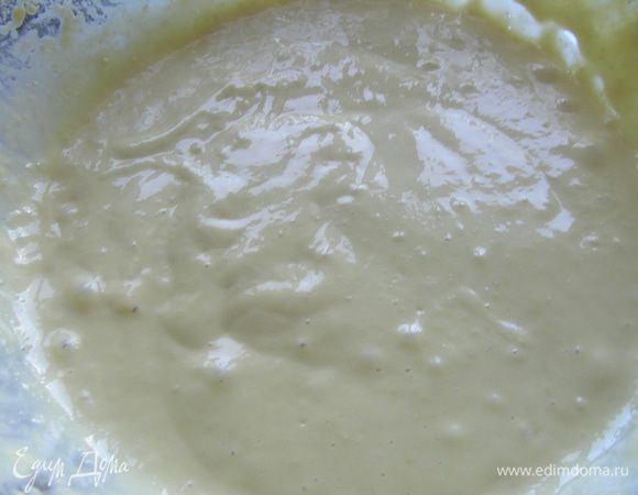 Яйца взбиваем, добавляем вино, масло, мучную смесь, соль, перец. Все немного взбиваем. Тесто получается консистенции густой сметаны. 
