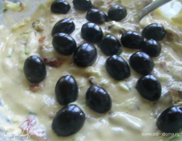 Добавляем овощи, томаты, маслины. Перемешиваем.
